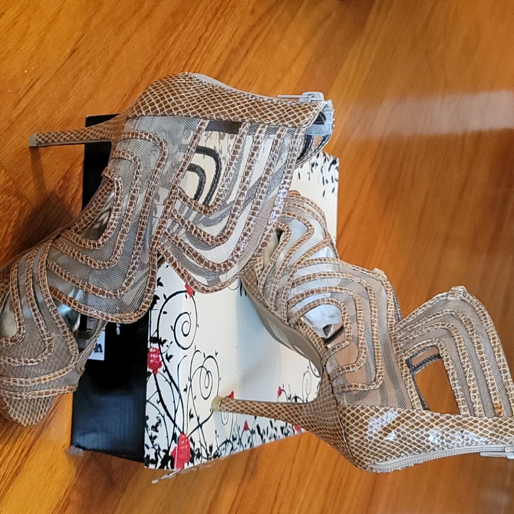Taupe mesh heel